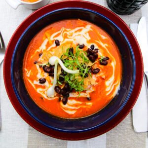 Huevos pochados en caldillo de tomate con camarón seco