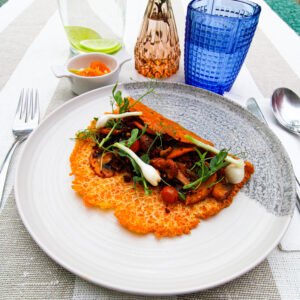 Costra de queso gouda con chorizo y champiñones al ajillo