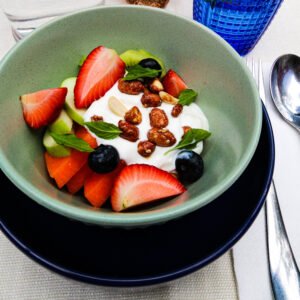 Bowl de frutas con yogurt griego